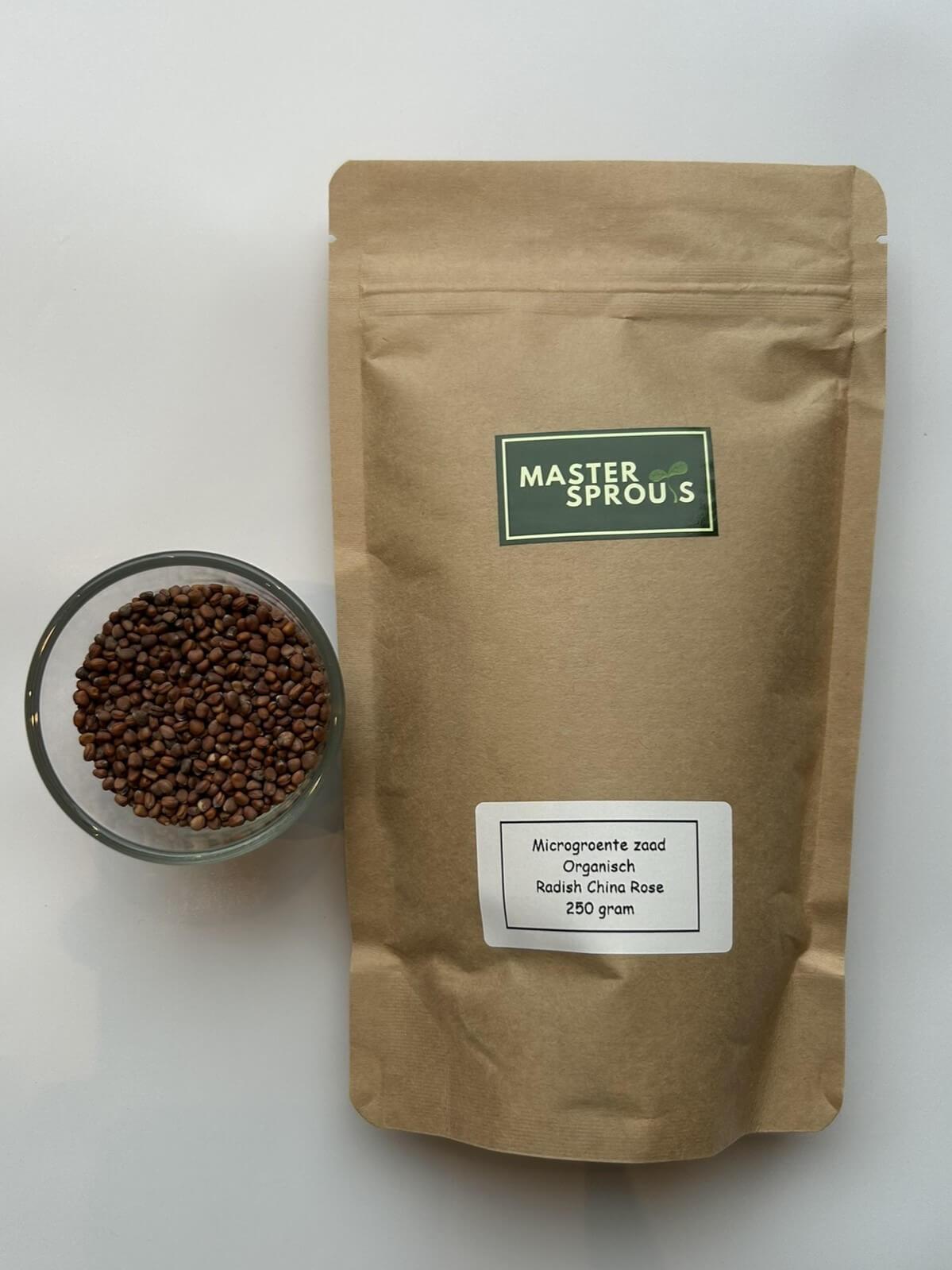 Biologisch Microgreens zaden Kopen: Radijs Chine Rose, Rode Radijs. Losse microgreens zaden in een glaasje naast de microgreens verpakking die je kunt kopen.