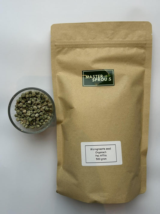 Biologisch Microgreens zaden Kopen: Erwt Affila. Losse microgreens zaden in een glaasje naast de microgreens verpakking die je kunt kopen. 