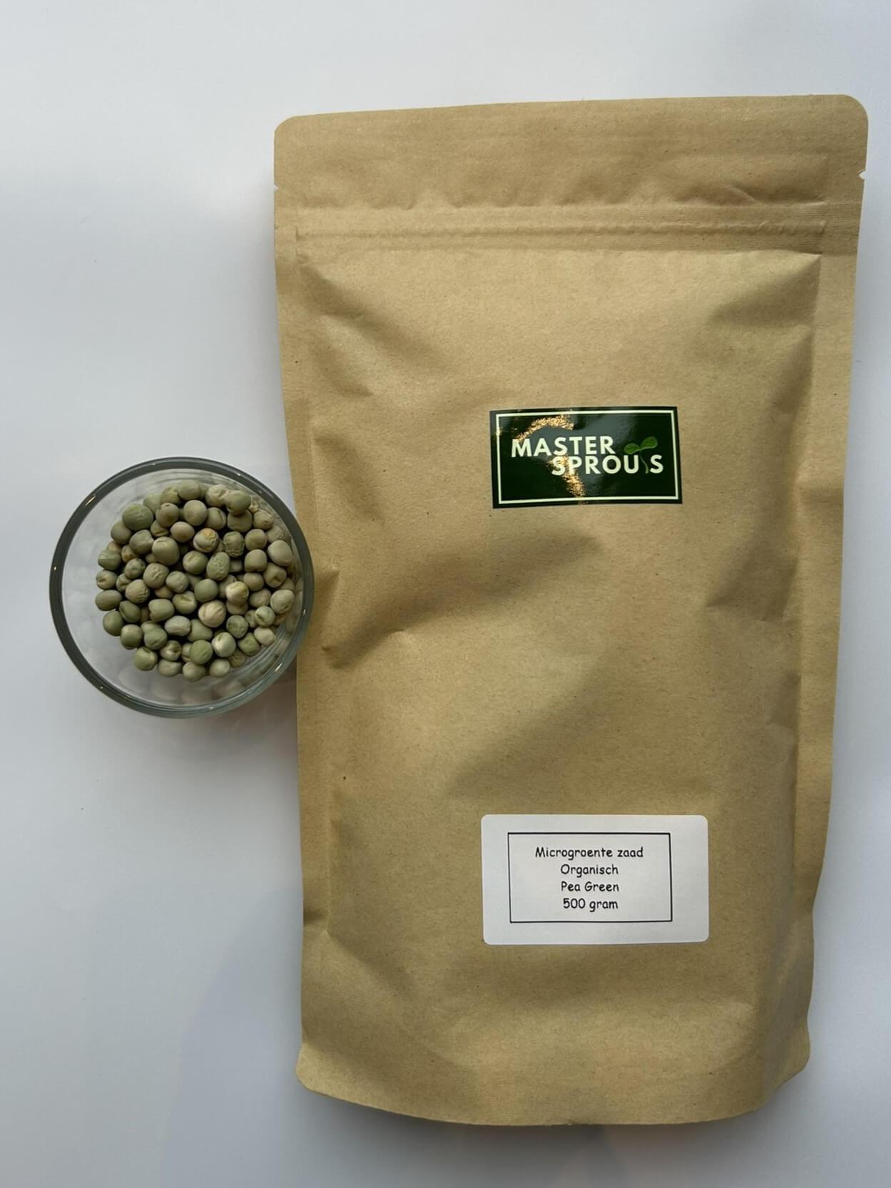 Biologisch Microgreens zaden Kopen: Groene Erwt. Losse microgreens zaden in een glaasje naast de microgreens verpakking die je kunt kopen. 