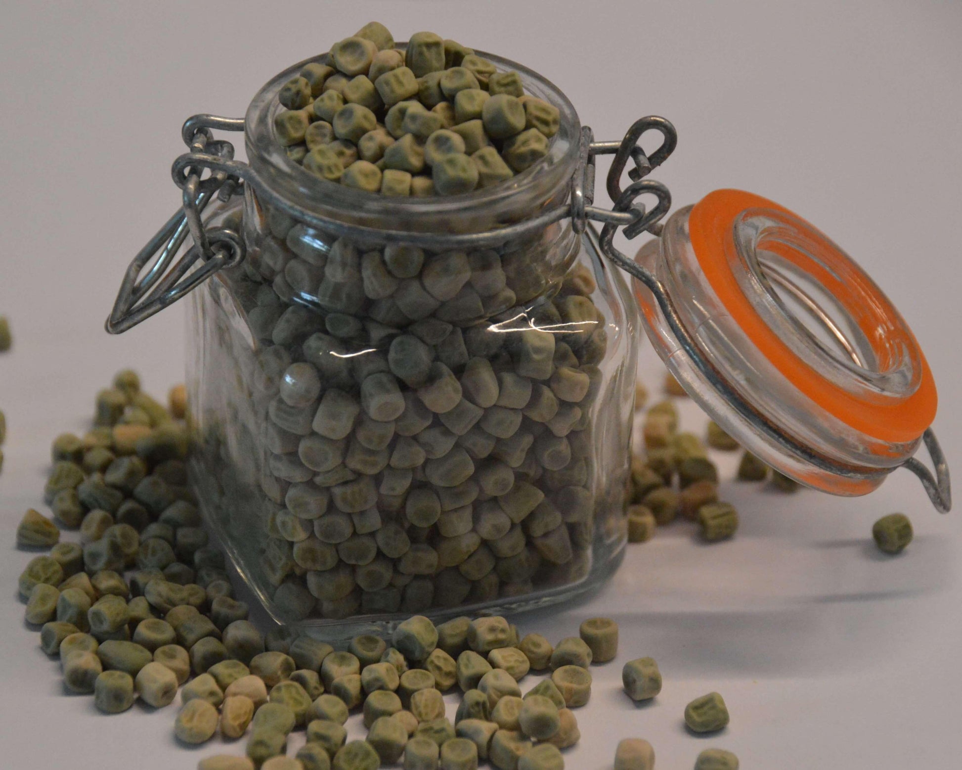 Biologische Erwt Pea Affila microgreens zaden in pot. Ideaal om zelf microgreens te kweken. 