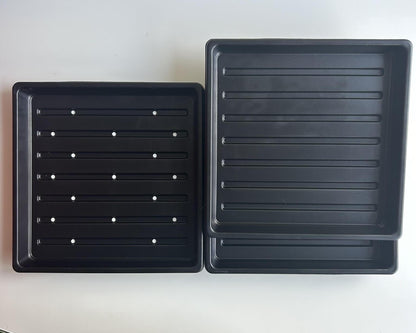 Kweektrays om microgreens te kweken. 2 dichte kweektrays en 1 met gaten. 